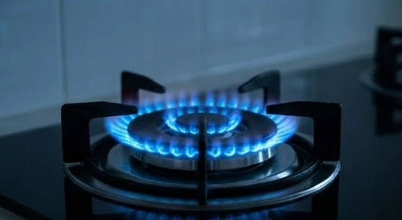 Ngọn lửa màu xanh lam rực rỡ cháy ổn định trên mặt bếp ga hiện đại đại diện cho sự bình an