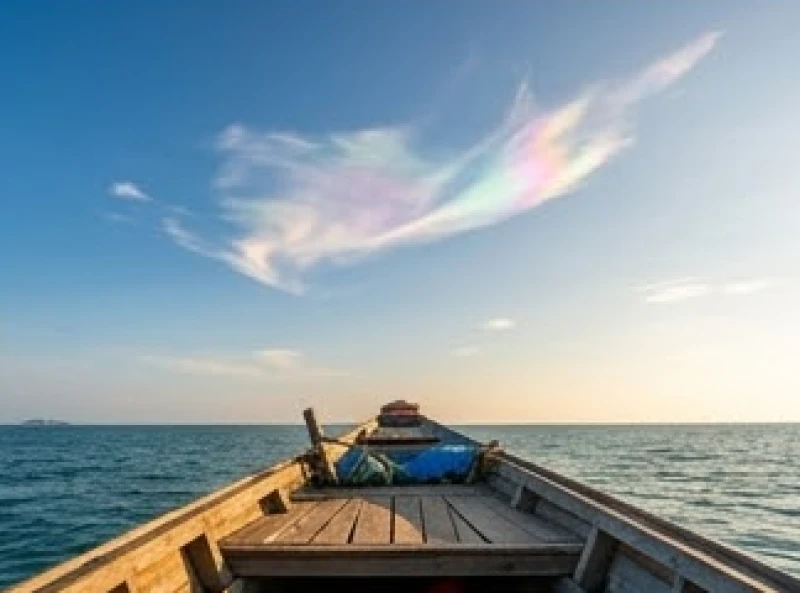 Mây ngũ sắc là điềm gì: Giải mã điềm báo phong thủy và khoa học 8 Bầu trời chiều trong vắt gợn những đám mây ánh kim lướt nhẹ báo hiệu chuyến vươn khơi thuận lợi