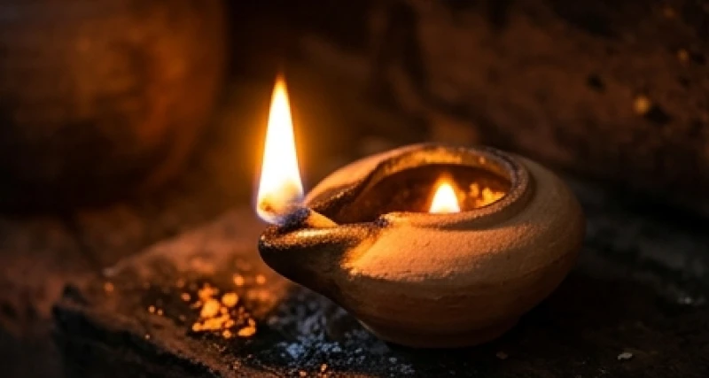 Biểu tượng ngọn lửa ấm áp rực sáng đại diện cho ngũ hành Tích Lịch Hỏa của nữ mạng Mậu Tý