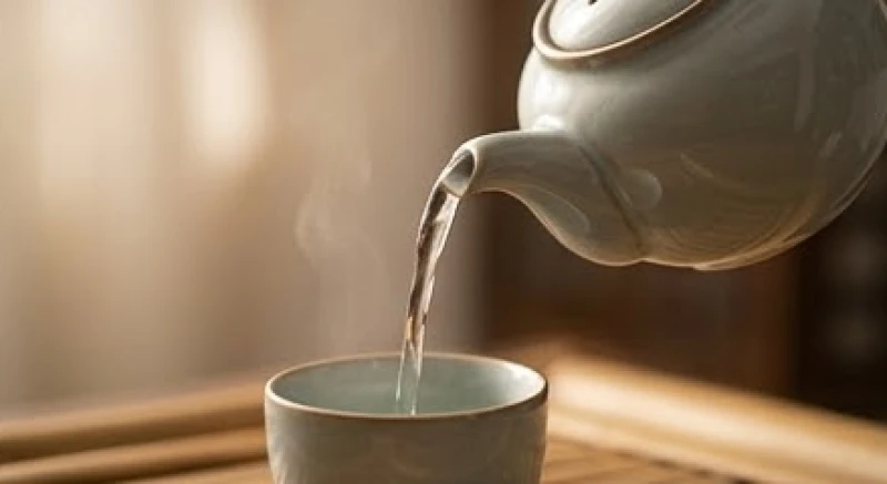 Bộ ấm trà bằng gốm sứ tinh tế đang rót nước thể hiện nguyên lý ngũ hành tương sinh