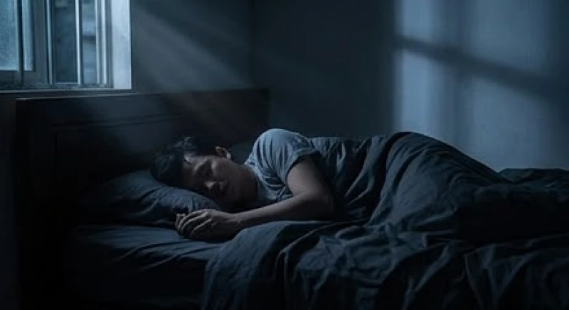 Mèo đen chết là điềm gì? Điềm báo và cách xử lý đúng tâm linh 4 Một người đang chìm trong giấc ngủ trằn trọc, phản ánh tâm lý lo âu khi nằm mộng thấy những sự việc bất thường lúc đêm về