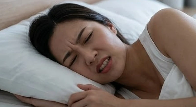 Mơ thấy răng thưa: Giải mã điềm báo, bảng số và hướng xử lý 4 Khuôn mặt người phụ nữ nhíu mày và căng thẳng khi đang chìm trong giấc ngủ