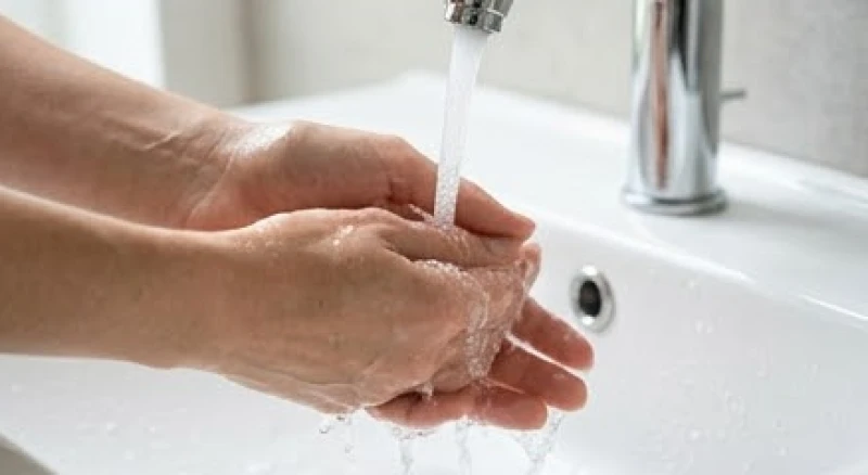 Rửa tay bằng nước sạch ngay sau khi nghi ngờ tiếp xúc với tác nhân gây dị ứng