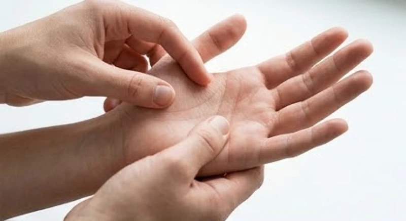Quan sát kỹ bề mặt da để phân biệt ngứa lòng bàn tay do sinh lý hay bệnh lý