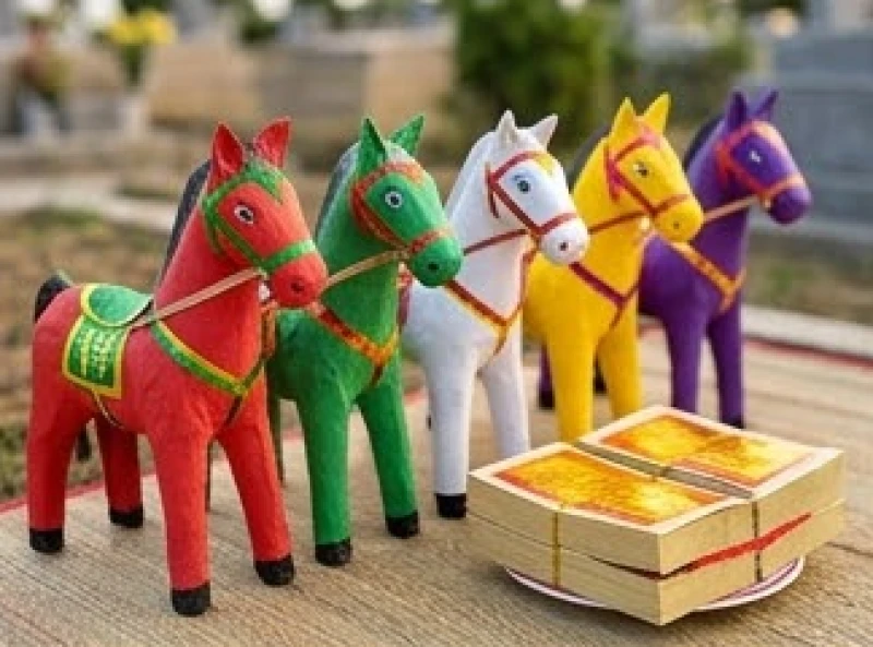 Văn khấn xây lăng mộ: Sắm lễ, bài cúng và nghi thức chuẩn 4 Đồ vàng mã cúng động thổ gồm năm con ngựa ngũ sắc và các đinh tiền vàng lá