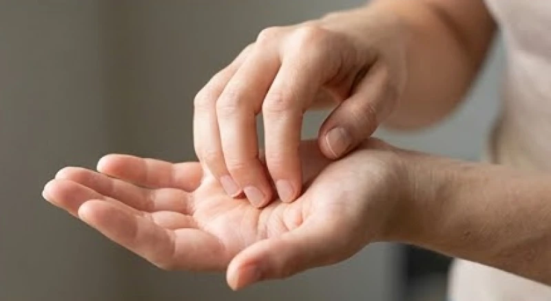 Ngứa lòng bàn tay phải ở nữ giới thường mang hàm ý về việc xuất tiền mua sắm