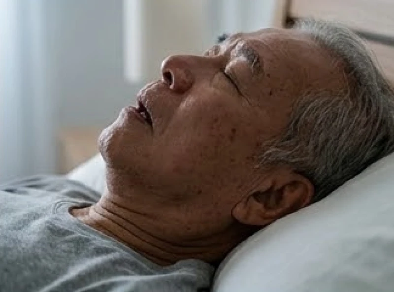 Người lớn tuổi đang ngủ với biểu hiện khó thở, phản ánh hội chứng ngưng thở khi ngủ do tắc nghẽn