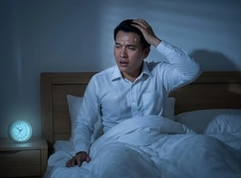 Mơ thấy đi học thi cử: Điềm báo, số may mắn & mẹo xả stress 1 Một nhân viên văn phòng tỉnh giấc giữa đêm với trạng thái toát mồ hôi sau khi mơ thấy đi học thi cử