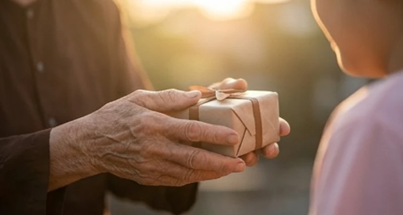 Mơ thấy bà cụ già: Giải mã điềm báo, sổ mơ và góc nhìn tâm lý 2 Đôi bàn tay nhăn nheo của một người lớn tuổi đang cẩn thận trao đi một món quà nhỏ nhắn