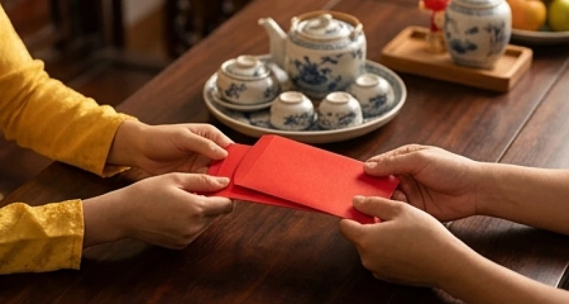 Tuổi Thân kiêng gì trong ngày Tết: chi tiết theo 5 nạp âm 2 Khách đến xông đất chúc Tết mang theo phong bao lì xì đỏ tươi trao cho gia chủ trong ánh nắng sáng mùng một