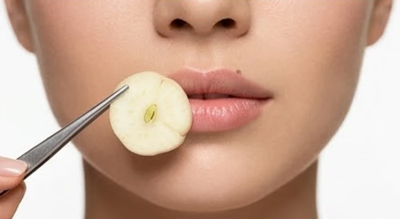 Tình trạng vùng niêm mạc môi bị ửng đỏ và phồng rộp do sử dụng tỏi tươi để tự tẩy nốt ruồi