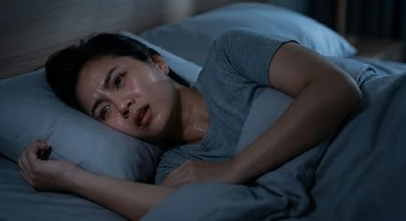 Mơ thấy ma đuổi là điềm gì: Giải mã bối cảnh & cách hóa giải 1 Người ngủ trằn trọc đổ mồ hôi hột do gặp ác mộng mơ thấy ma đuổi trong không gian tối