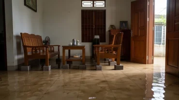 Hiện trạng nhà bị ngập nước mưa bùn đất mang theo điềm báo phong thủy và nhắc nhở gia chủ dọn dẹp không gian sống