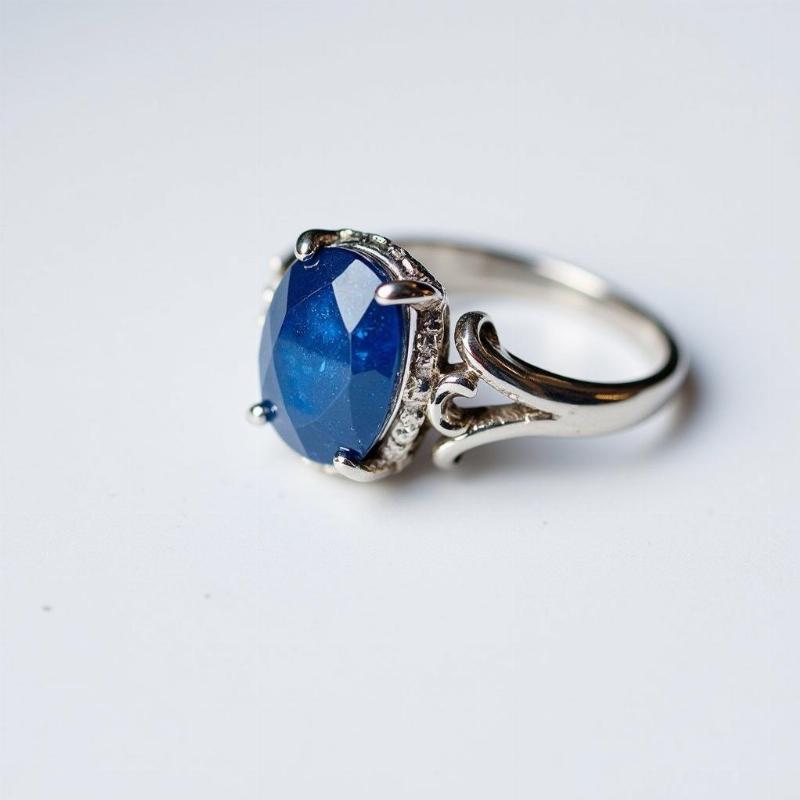 Nhẫn bạc đính đá sapphire xanh dương cho người tuổi Mão