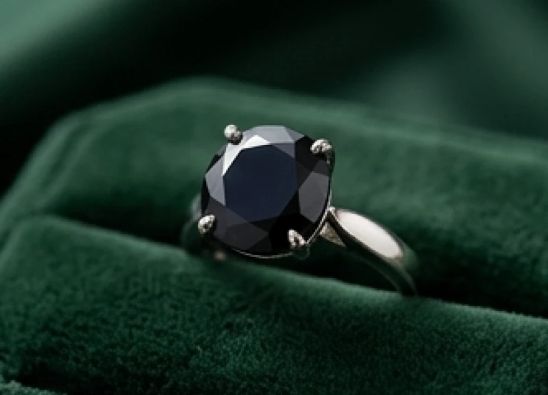 Chiếc nhẫn phong thủy đính đá Sapphire đen huyền bí mang lại vượng khí cho người tuổi Tân Dậu mệnh Mộc