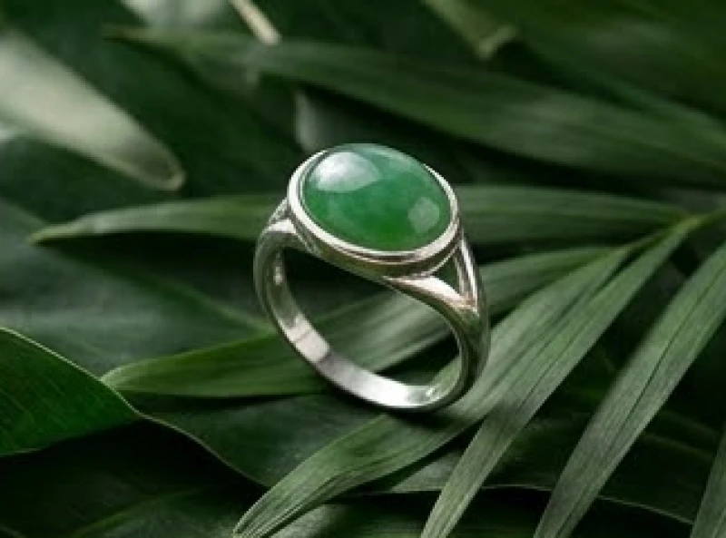 Nhẫn ngọc bích Jade và thạch anh đen nguyên khối được chế tác tinh xảo dành cho người mệnh Mộc