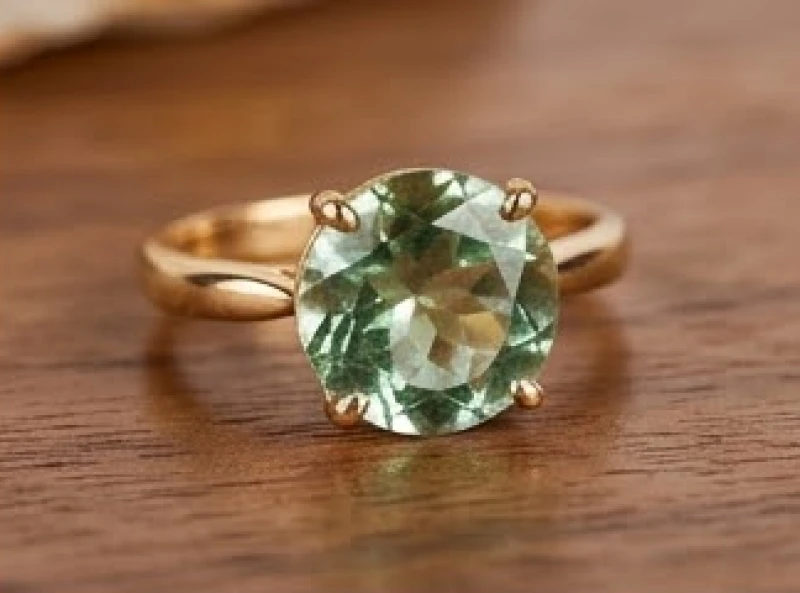 Nhẫn phong thủy tuổi Thìn: Chọn tay đeo & cách đo size chuẩn 2 Viên đá thạch anh xanh lá cây cắt giác tinh xảo đính trên đai nhẫn vàng nguyên khối