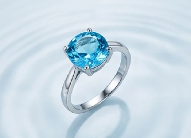 Chiếc nhẫn phong thủy với mặt đá topaz xanh dương trong vắt tượng trưng cho hành Thủy