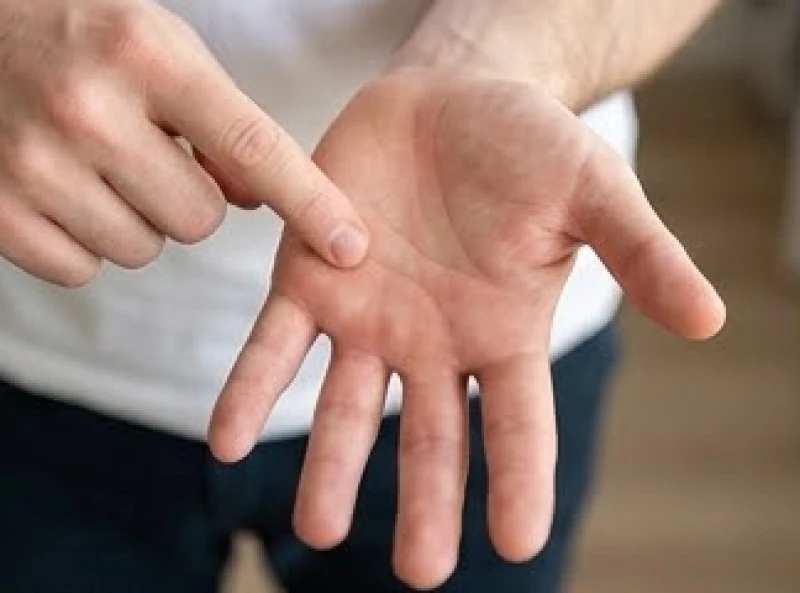 Một người đang cẩn thận quan sát lòng bàn tay mở rộng để xác định vị trí của các gò đệm thịt nhô cao.