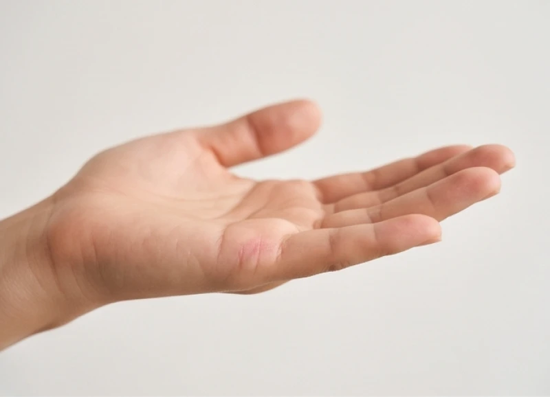 Đường hôn nhân ngắn: Cách đo tỷ lệ chuẩn và phương pháp hóa giải 1 Góc nhìn nghiêng mép ngoài bàn tay chỉ rõ vị trí của đường hôn nhân ngắn