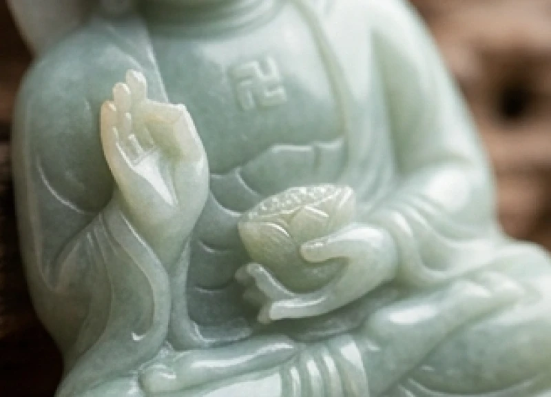 Chi tiết thủ ấn và tư thế tọa thiền đặc trưng của mặt đá Phật A Di Đà