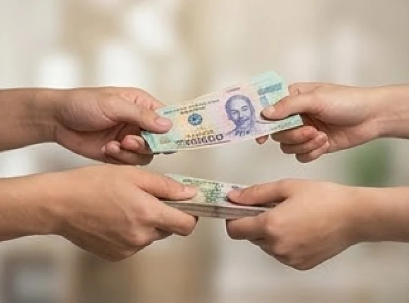 Hai bàn tay trao những tờ tiền tượng trưng cho cơ hội phát triển và sự hỗ trợ tài chính thực tế