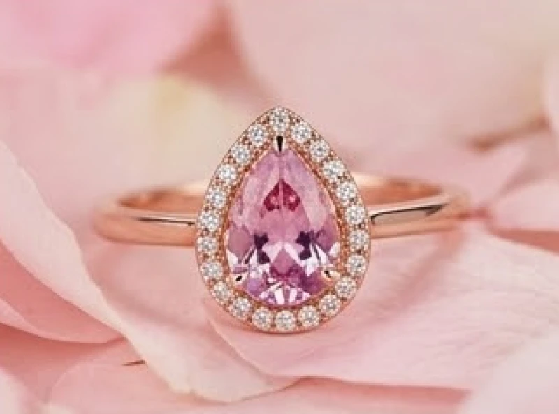 Nhẫn phong thủy tuổi Thìn: Chọn tay đeo & cách đo size chuẩn 10 Nhẫn phong thủy nữ thiết kế đai mảnh đính một viên đá chủ bao quanh bởi vòng đá tấm lấp lánh