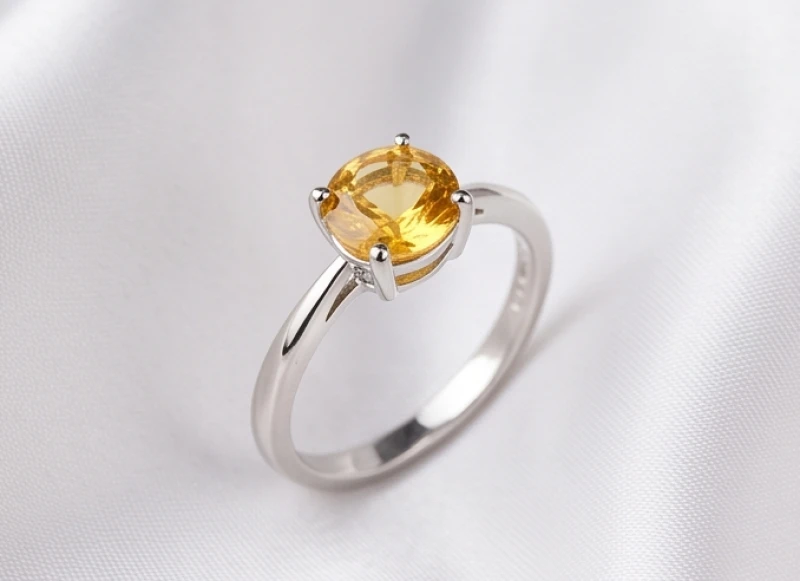 Mẫu nhẫn nữ làm từ vàng trắng đính viên đá chủ màu vàng sậm tinh tế