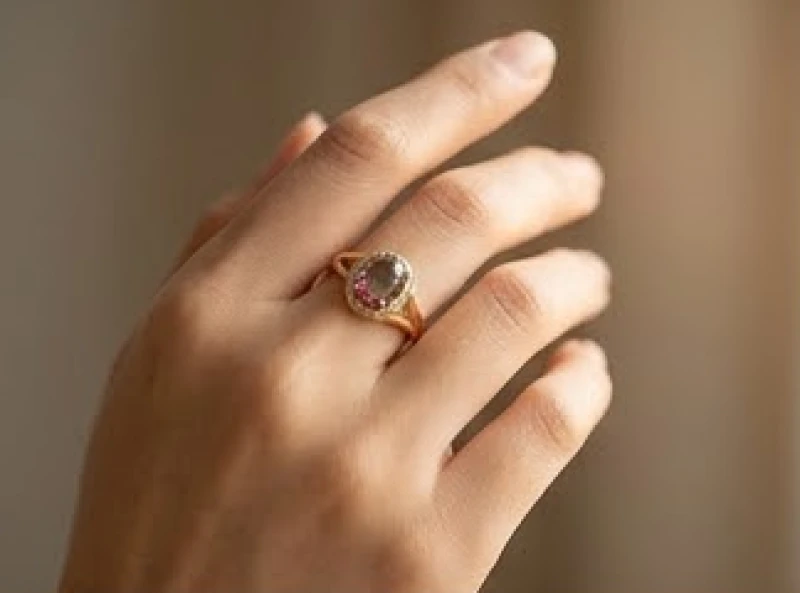 Nhẫn phong thủy tuổi Mùi: Chọn ngón đeo và màu đá chiêu tài 1 Bàn tay đeo nhẫn phong thủy tuổi Mùi lấp lánh thu hút sinh khí tích cực