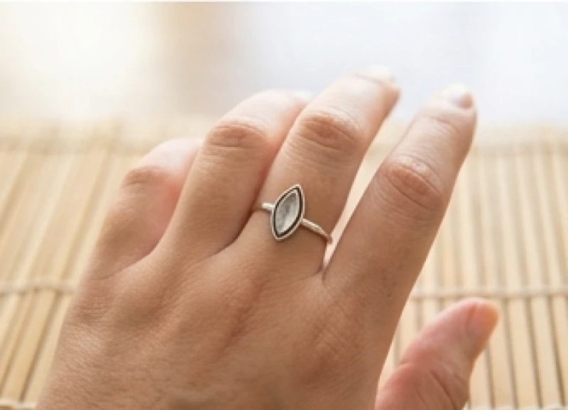 Tướng ngón tay ngắn: Mốc đo tỷ lệ, luận nam nữ & nhẫn phong thủy 9 Bàn tay có tướng ngón tay ngắn mập được đeo nhẫn phong thủy bản mảnh đính đá hình giọt nước