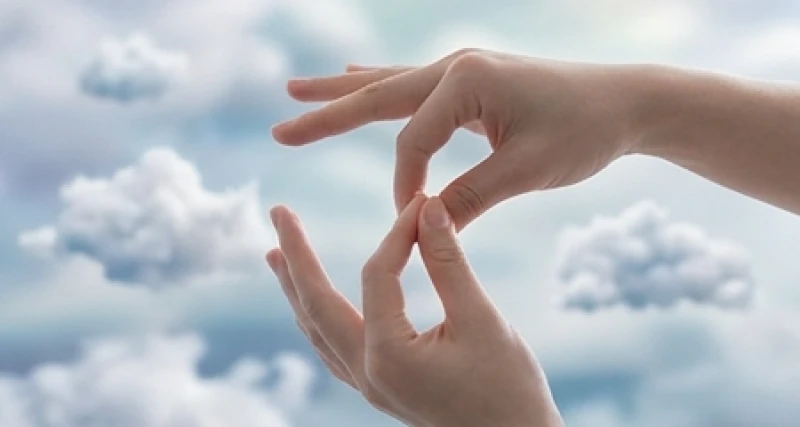 Một bàn tay thử bịt mũi trong không gian mơ màng để kiểm tra thực tế xem có đang nằm mơ hay không