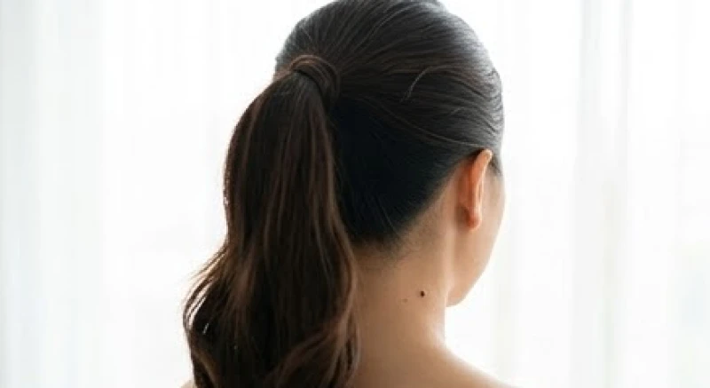 Vị trí nốt ruồi sau gáy bên phải thu hút sự chú ý khi buộc tóc cao gọn gàng