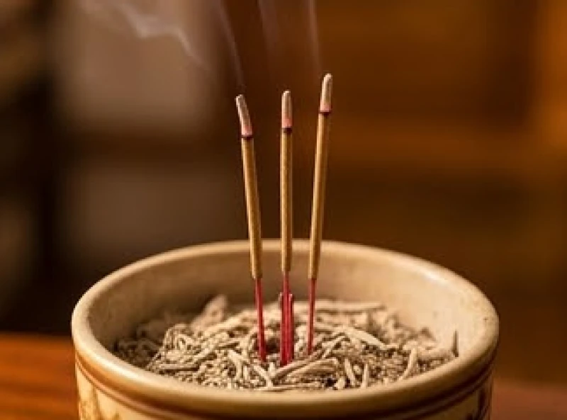 Ba nén nhang cháy được hơn hai phần ba trong bát hương báo hiệu thời điểm an toàn để hạ lễ