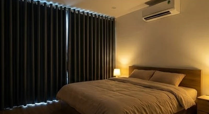 Cách để không gặp ác mộng: Vệ sinh giấc ngủ và xử lý tức thì 4 Không gian phòng ngủ lý tưởng với rèm cửa cản sáng tuyệt đối và mức nhiệt độ mát mẻ tạo sự dễ chịu cho cơ thể