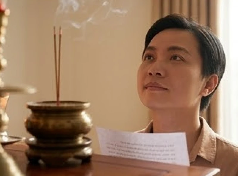 Không thuộc văn khấn có được đọc từ giấy không: Quy tắc chuẩn 8 Ánh mắt người cúng ngước lên nhìn trực diện vào bát hương đang tỏa khói trầm để tạo sự kết nối