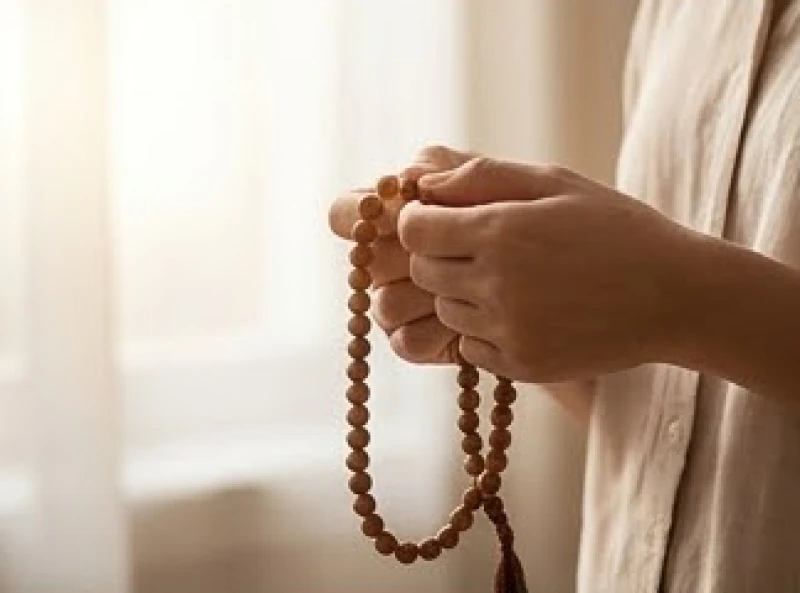 Mơ thấy Địa Tạng Vương Bồ Tát: Giải mã điềm báo và cách trì chú 7 Chuỗi tràng hạt gỗ được cầm cẩn thận trên tay giữa không gian tĩnh lặng
