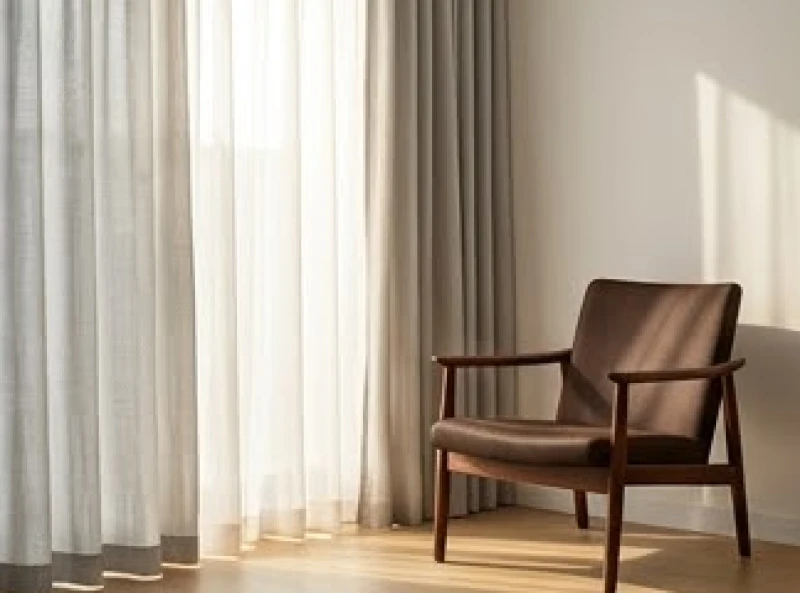 Rèm cửa màu xám nhạt kết hợp cùng ghế sofa gỗ tự nhiên màu nâu sậm mộc mạc trong phòng khách