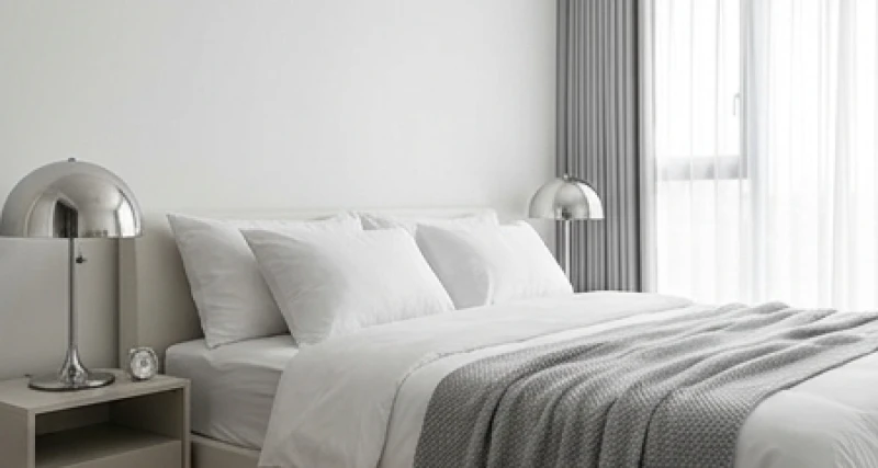 Phòng ngủ được trang trí chủ đạo bằng gam màu trắng và xám ghi mang đến sự tinh tế, minh mẫn và vượng khí cho gia chủ