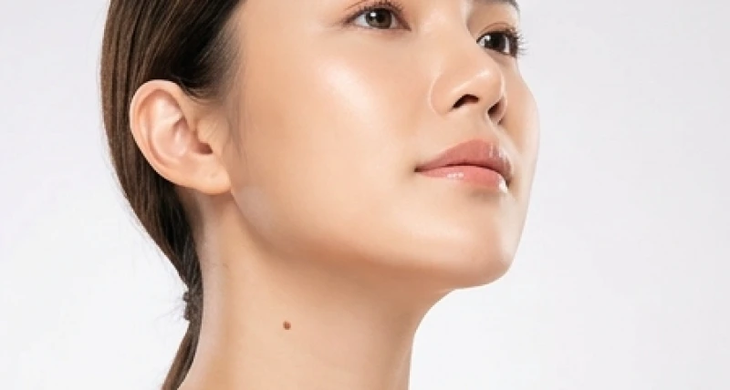 Vị trí kín đáo của nốt ruồi dưới nọng cằm đại diện cho tài lộc tàng phong