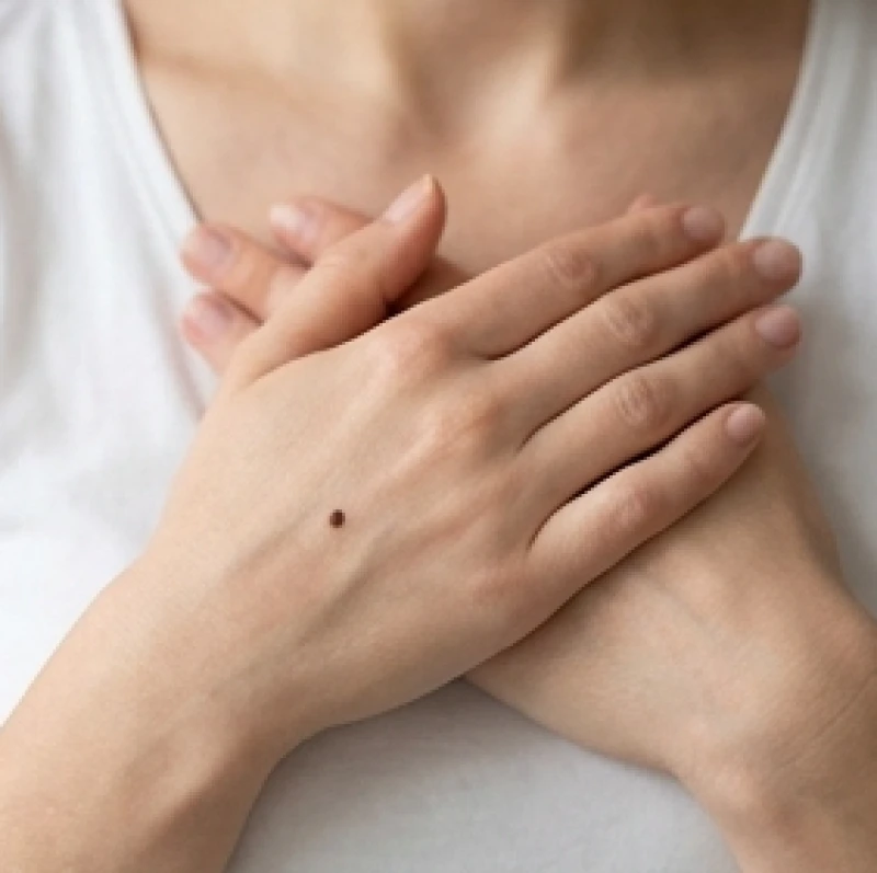 Dấu hắc tố đen rõ nét giữa Cánh đồng Hỏa Tinh báo hiệu người phụ nữ cẩn trọng và khép kín