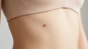 Vị trí nốt ruồi dưới ngực trên làn da mịn màng của người phụ nữ mang nhiều ý nghĩa về nhân tướng học và y khoa