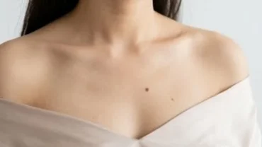 Người phụ nữ thanh lịch mặc áo trễ vai tự tin để lộ nốt ruồi ở bầu ngực