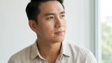 Nốt ruồi ở cằm phải nam giới thường mang lại vẻ mặt điềm đạm và thể hiện bản lĩnh vững vàng