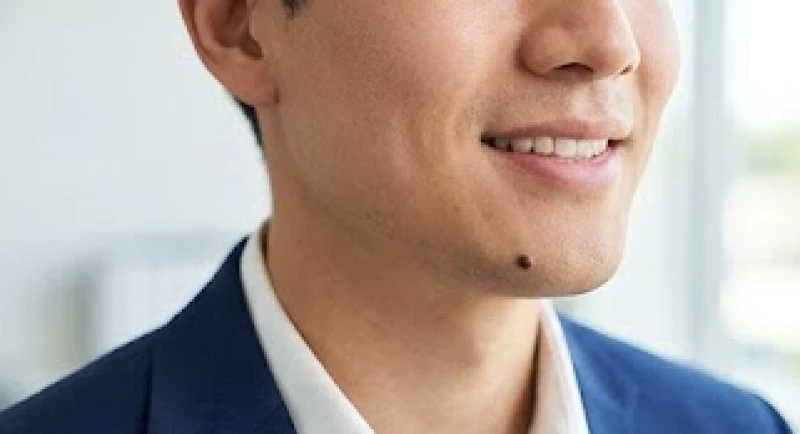 Nốt ruồi dưới cằm nam: Giải mã tướng số và bảng giá tẩy y khoa 3 Đàn ông có nốt ruồi bên cằm phải đang tập trung làm việc thể hiện khả năng nhạy bén trong kinh doanh