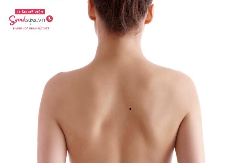 Nốt ruồi sau lưng nữ ở vị trí sống lưng được cho là nốt ruồi tốt, đặc biệt là ở vị trí đối diện rốn