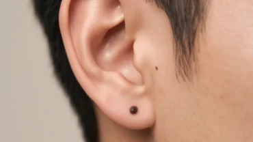 Cận cảnh nốt ruồi ở dái tai nam giới thể hiện rõ đặc điểm nhân tướng học và da liễu