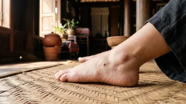 Cận cảnh chi tiết nốt ruồi ở gót chân mang ý nghĩa nhân tướng học phong thủy và cảnh báo sức khỏe y khoa