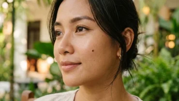 Cận cảnh nốt ruồi ở má trên gương mặt thanh tú của người phụ nữ Việt Nam dưới góc nhìn thẩm mỹ và tướng số