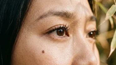 Hình minh họa giải mã ý nghĩa nhân tướng học và sức khỏe của nốt ruồi ở mắt phải ở nam và nữ giới