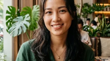 Hình ảnh cận cảnh nốt ruồi ở môi trên bên phải phụ nữ mang nét duyên dáng thanh lịch